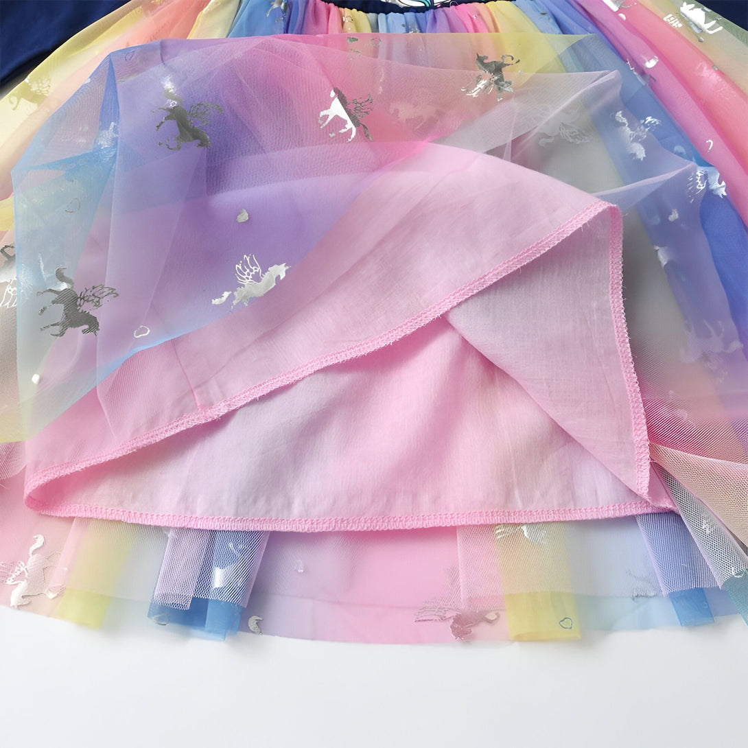 Une robe en tulle arc-en-ciel avec des licornes argentées.