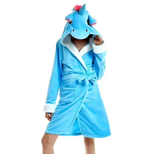 Enfant portant un peignoir bleu à capuche en forme de licorne. Vêtement de détente doux et amusant. Idéal après le bain ou pour une soirée pyjama. Style confortable et original., 45502347772159,45502347804927,45502347837695,45502347870463,45502347903231,45502347935999,45502347968767,45502348001535 | Licorne Shop