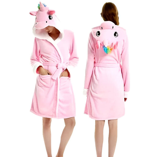 Deux femmes portent des peignoirs roses à capuche en forme de licorne, vues de face et de dos., 45502351769855,45502351802623,45502351835391,45502351868159,45502351900927,45502351933695,45502351966463,45502351999231 | Licorne Shop