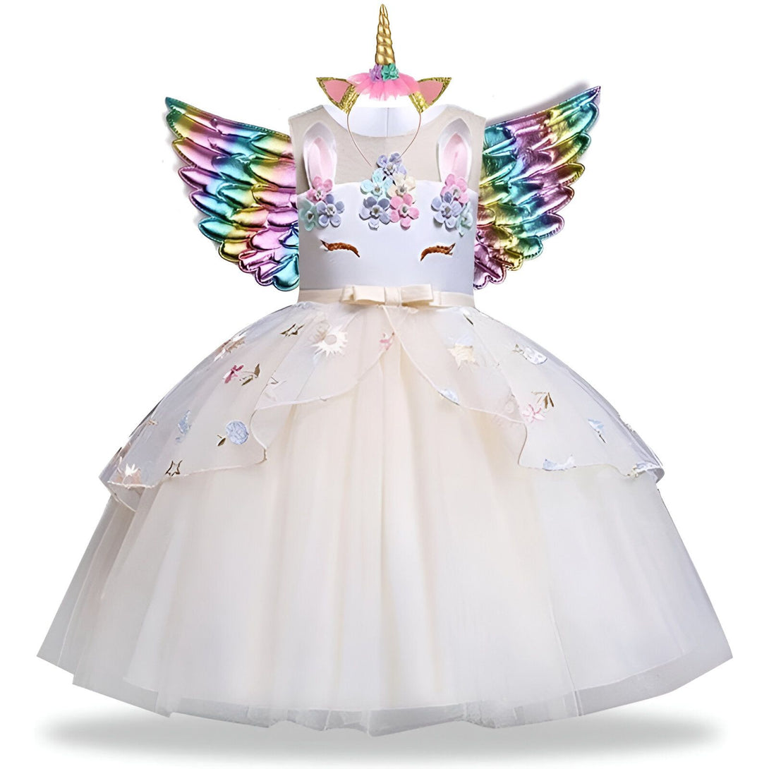 Une robe de licorne blanche avec des fleurs et des ailes arc-en-ciel.