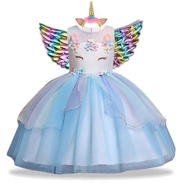 Une robe de licorne blanche et bleue avec des fleurs roses et des ailes arc-en-ciel.