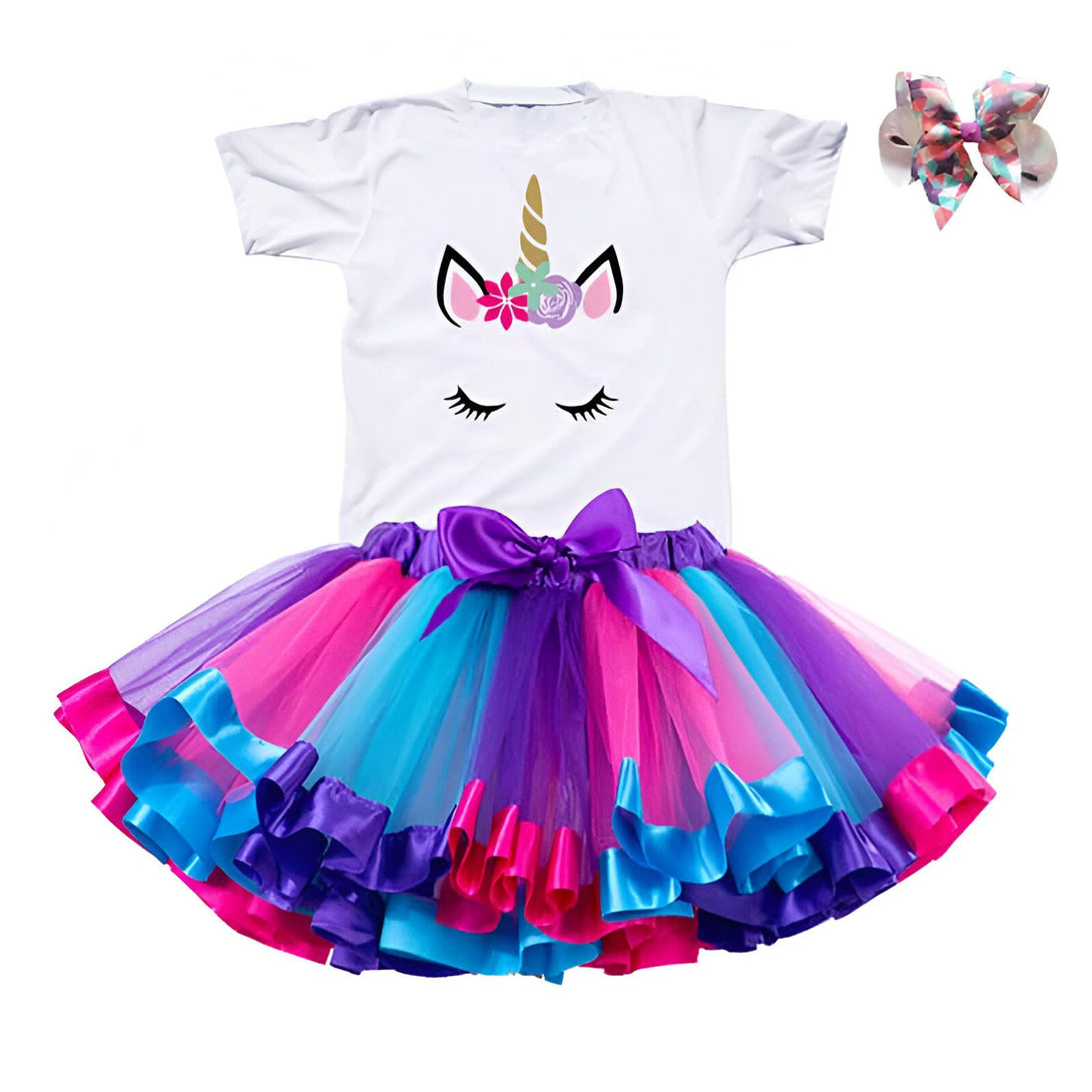 Ensemble pour enfant avec un t-shirt blanc orné d'une licorne, une jupe tutu multicolore avec un nœud violet et une barrette à cheveux avec un motif floral. Vêtement mignon et fantaisiste pour les petites filles., 45501348184319,45501348217087,45501348249855,45501348315391,45501348348159,45501348380927,45501348413695,45501348446463 | Licorne Shop