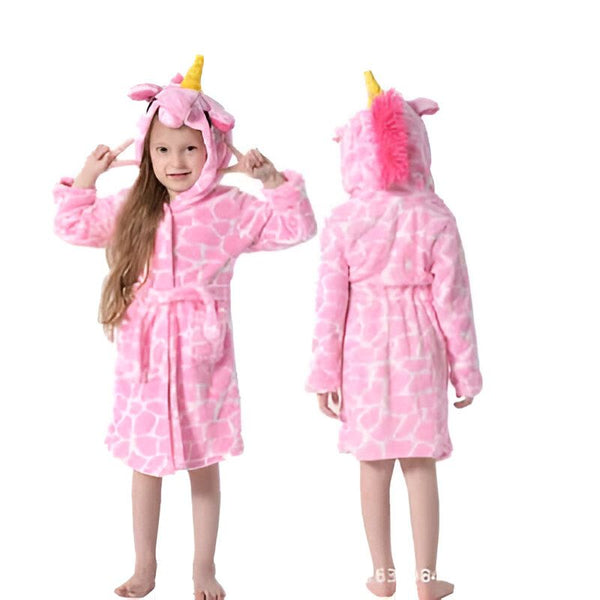 Fille en peignoir rose licorne avec capuche. Vue de face et de dos. Vêtement de nuit doux et confortable. Parfait pour les enfants., 45502046667007,45502046699775,45502046732543,45502046765311,45502046798079,45502046830847,45502046863615,45502046896383 | Licorne Shop
