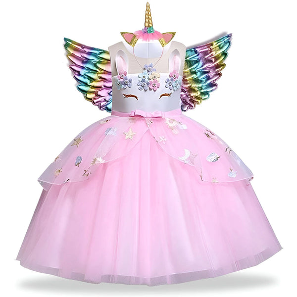 Une robe de licorne rose avec des ailes arc-en-ciel et une coiffe de licorne.