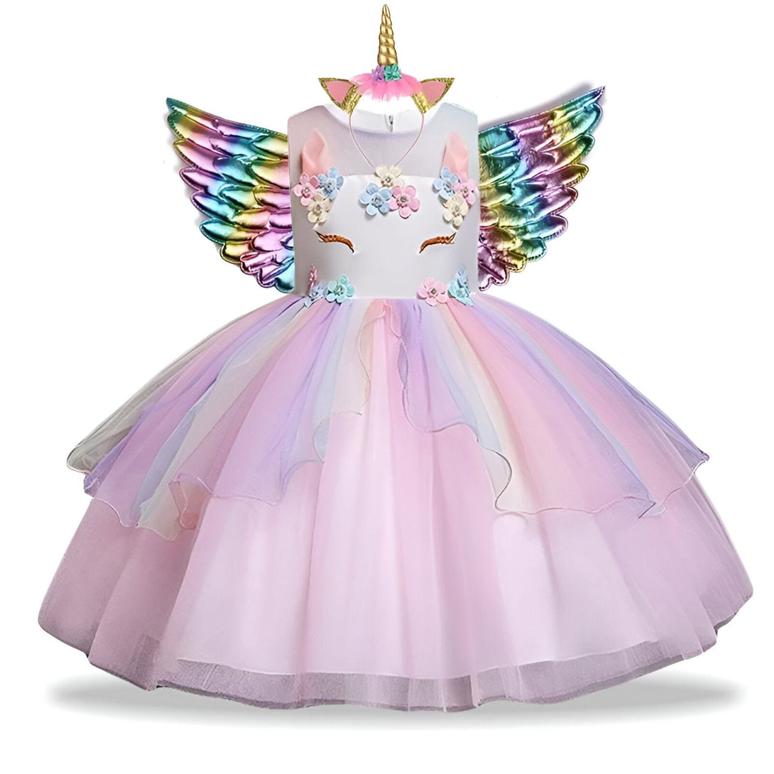 Une robe de licorne rose et blanche avec des fleurs et des ailes arc-en-ciel.