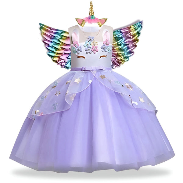 Une robe de licorne violette avec des ailes arc-en-ciel et une corne de licorne.