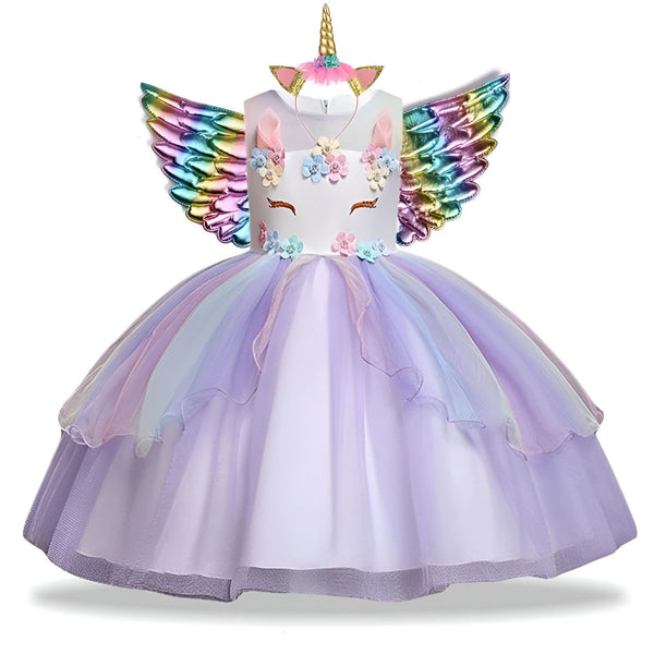 Une robe de licorne avec des ailes arc-en-ciel et une licorne sur la tête.