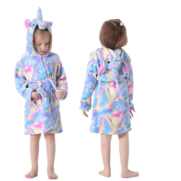 Deux fillettes portant des peignoirs licorne colorés. Vues de face et de dos, les peignoirs présentent une capuche avec une corne de licorne et des oreilles. Motifs tie-dye bleu, rose et jaune., 45502043881727,45502043914495,45502043947263,45502043980031,45502044012799,45502044045567,45502044078335,45502044111103 | Licorne Shop