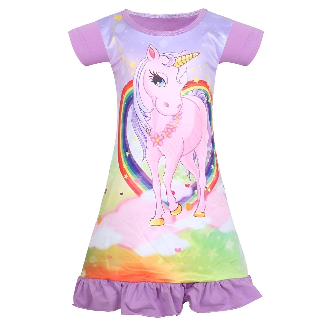 Une robe de nuit rose et violette à manches courtes pour fille, avec une licorne et un arc-en-ciel.