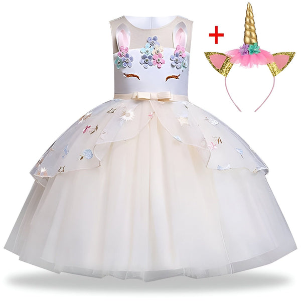 Une robe de soirée blanche avec des fleurs et des paillettes, idéale pour les petites filles. Elle est livrée avec un serre-tête licorne.