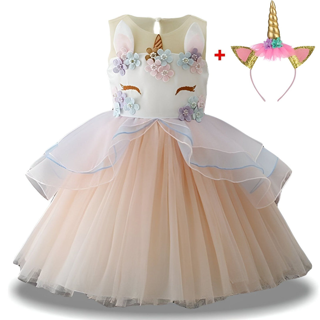 Une robe de soirée rose et blanche avec des fleurs et une licorne. Un serre-tête avec une licorne est également inclus.