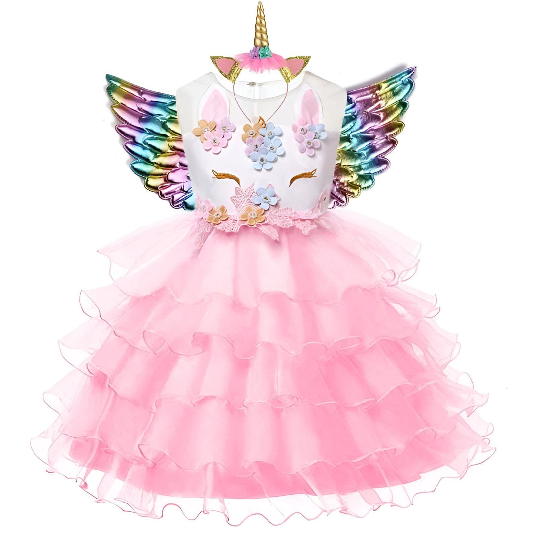 Une robe de licorne rose avec des ailes arc-en-ciel et une licorne en peluche sur la tête.