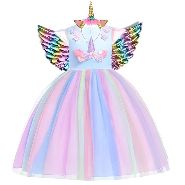 Une robe de licorne avec des ailes arc-en-ciel et une corne de licorne sur la tête. La robe est rose, bleue et violette.