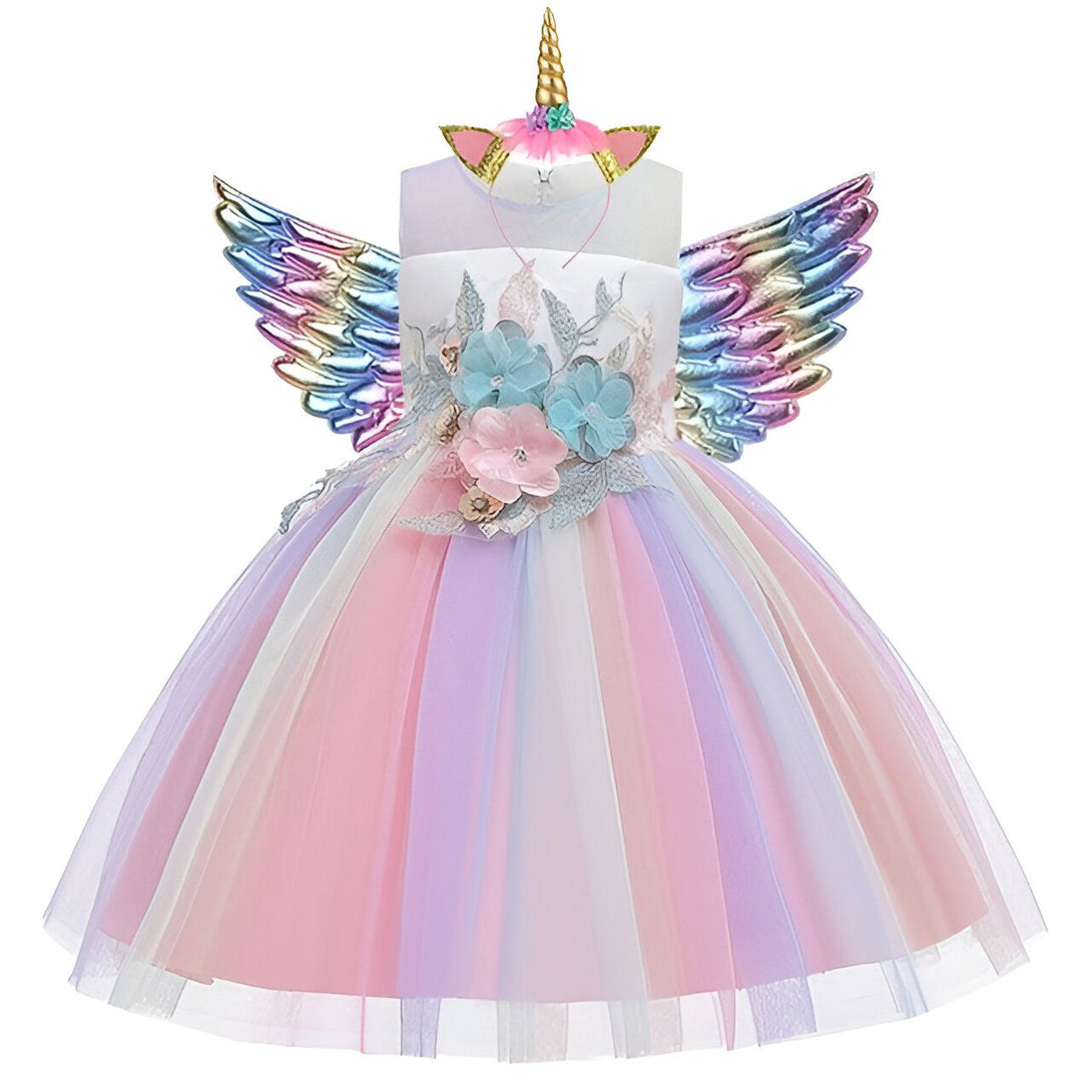Une robe de princesse licorne avec des ailes arc-en-ciel et une serre-tête avec une corne de licorne.