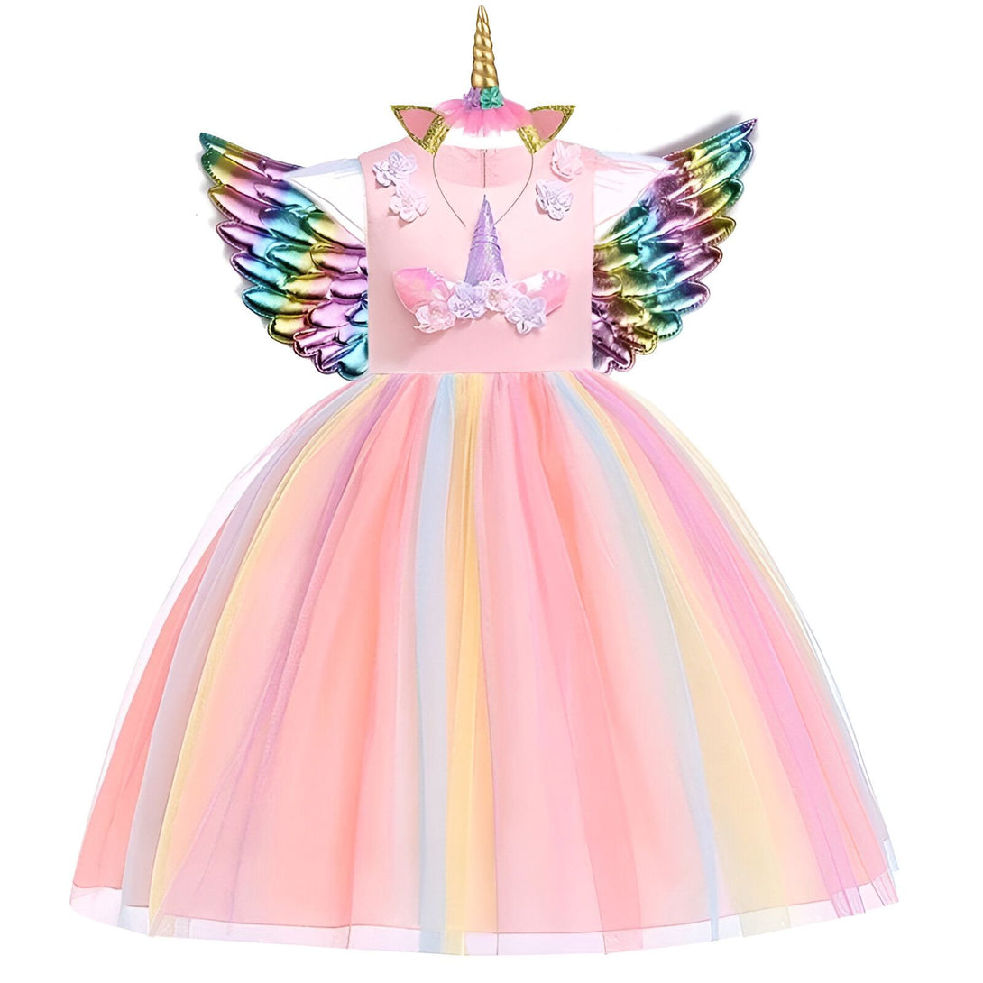 Une robe de princesse rose avec des ailes de licorne arc-en-ciel et une corne de licorne sur la tête.