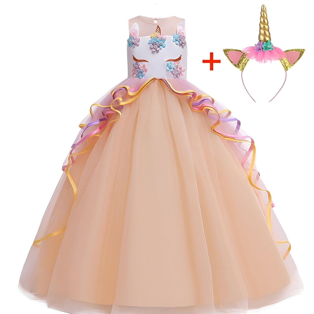 Une robe de soirée rose et blanche avec des fleurs et des paillettes. Un serre-tête avec une corne de licorne est inclus.