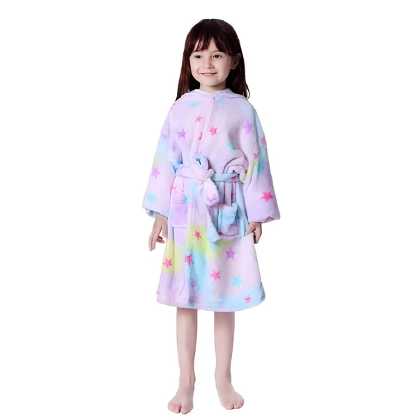 Petite fille souriante portant un peignoir coloré avec des étoiles, idéal pour un enfant après le bain ou à la piscine. Vêtement confortable pour fille., 45502348591359,45502348624127,45502348656895,45502348689663,45502348722431,45502348755199,45502348787967,45502348820735 | Licorne Shop