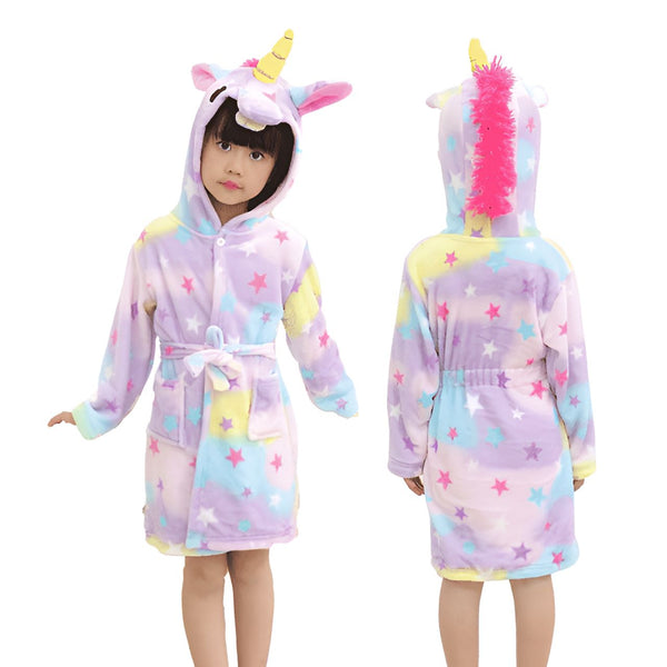 Une petite fille posant de face et de dos, portant un peignoir licorne en polaire, avec un motif d'étoiles. Le peignoir a une capuche avec une corne et des oreilles de licorne., 45502346068223,45502346100991,45502346133759,45502346166527,45502346199295,45502346232063,45502346264831,45502346297599 | Licorne Shop