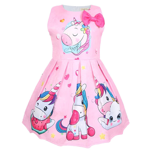 Robe rose pour fille, imprimée de motifs licorne colorés. Un nœud rose orne le haut de la robe, ajoutant une touche enfantine et fantaisiste. Vêtement idéal pour une fête ou une occasion spéciale., 45501353361663,45501353394431,45501353427199,45501353459967,45501353492735,45501353525503,45501353558271,45501353591039 | Licorne Shop
