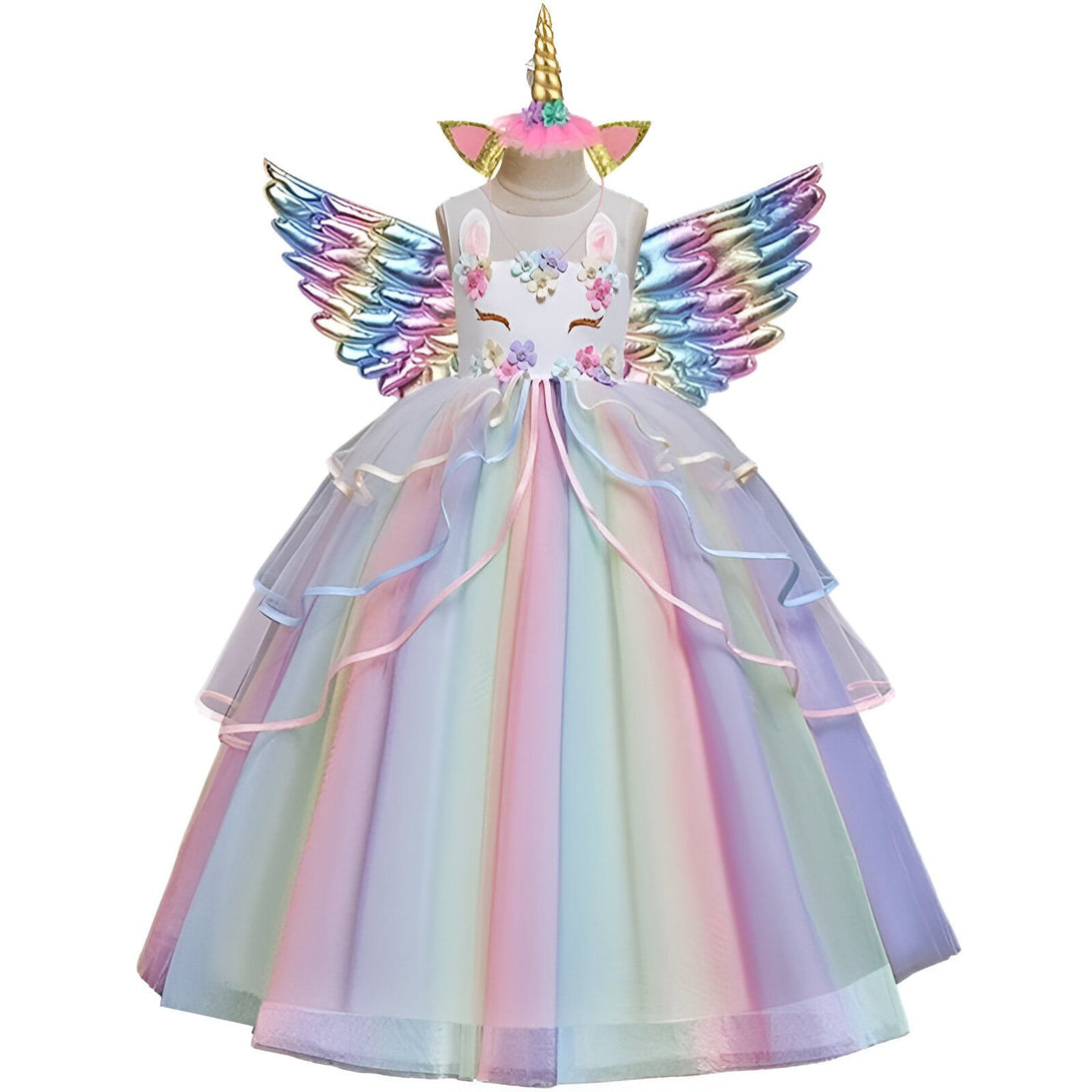 Une robe de licorne arc-en-ciel avec des ailes et une coiffe. La robe est faite de tulle et de paillettes et comporte des fleurs en 3D. Les ailes sont en plastique et recouvertes de paillettes. La coiffe est en plastique et recouverte de paillettes.