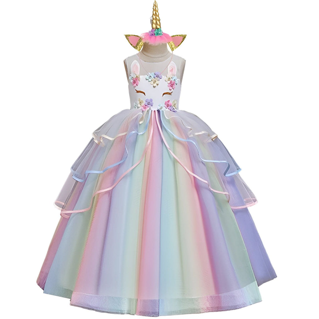 Une robe de licorne blanche et arc-en-ciel avec des fleurs et des paillettes.