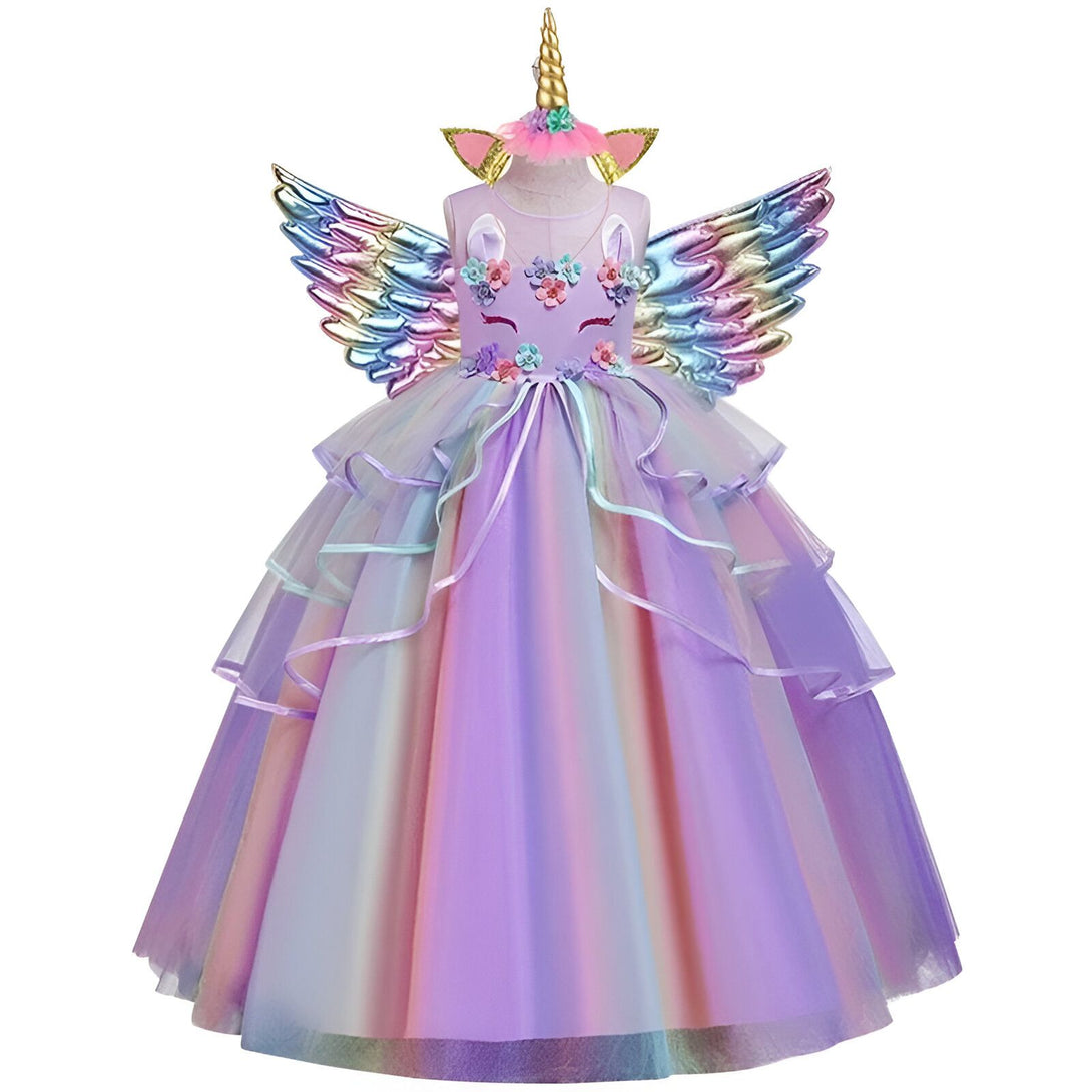 Une robe de licorne avec des ailes colorées et une coiffe de licorne.