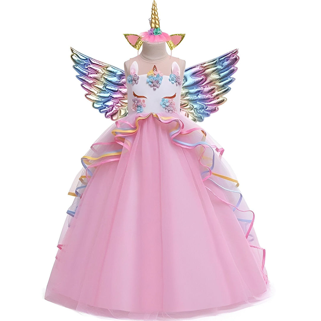 Une robe de licorne rose avec des ailes arc-en-ciel et une coiffe de licorne.