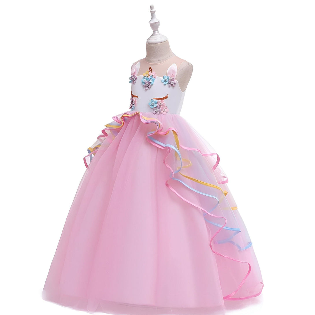 Une robe de soirée rose à fleurs et à motifs de licorne pour fille.