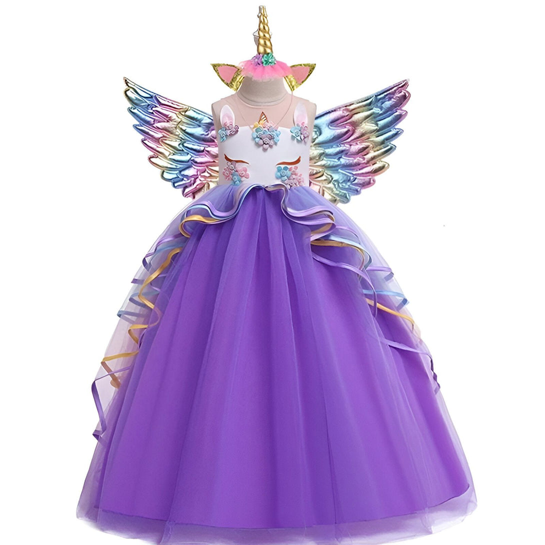 Une robe de licorne violette avec des ailes et une coiffe.