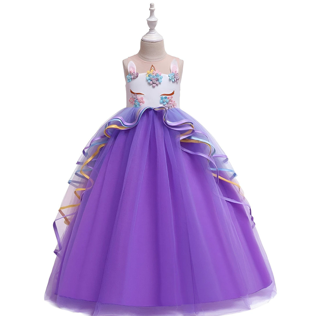 Une robe de soirée violette pour fille avec des fleurs et une licorne.