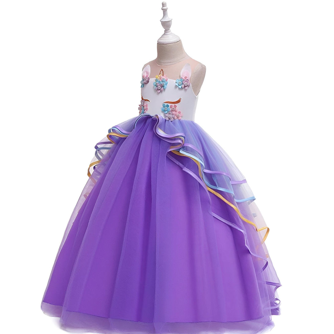 Une robe de soirée violette pour fille avec des fleurs et une licorne en 3D sur le buste.