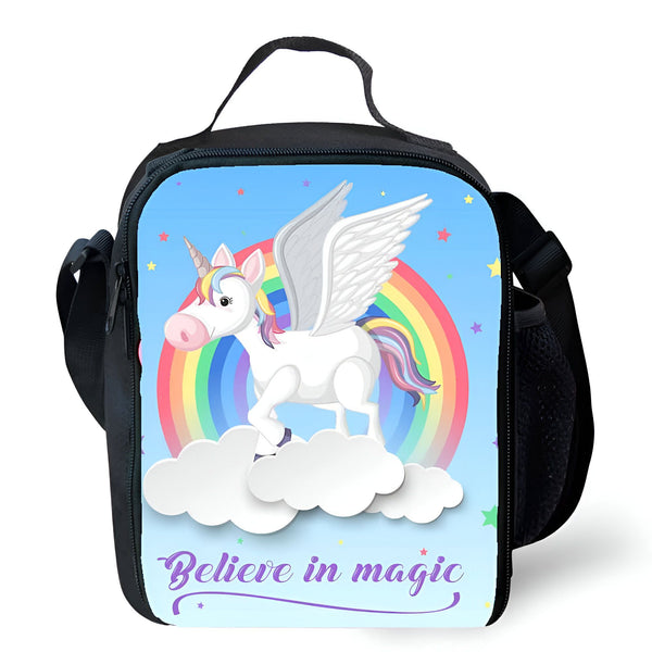 Sac à lunch noir avec une image d'un licorne ailée sur des nuages devant un arc-en-ciel et des étoiles. Il y a l'inscription "Believe in magic" en bas., 45501327573247 | Licorne Shop