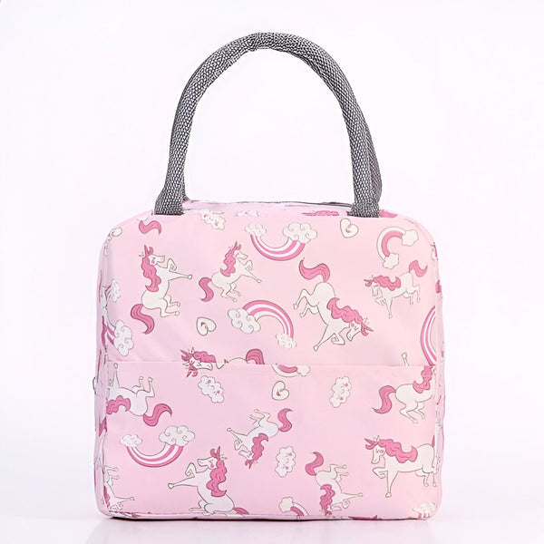 Sac à déjeuner isotherme rose avec des motifs d'licornes, arc-en-ciels et nuages blancs. Le sac possède une poignée de transport grise sur le dessus et une poche frontale., 45501373415679 | Licorne Shop