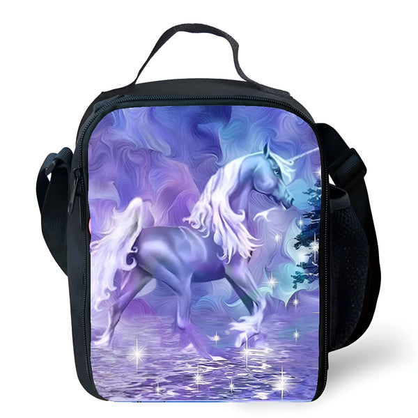 Sac à lunch noir avec une image d'un licorne bleu et blanc dans un paysage fantastique avec des étoiles scintillantes., 45501373513983 | Licorne Shop