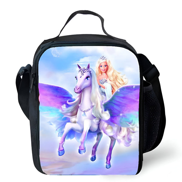 Sac à lunch noir avec illustration de Barbie chevauchant un pégase violet et blanc dans le ciel. Idéal pour l'école ou les pique-niques., 45501372530943 | Licorne Shop