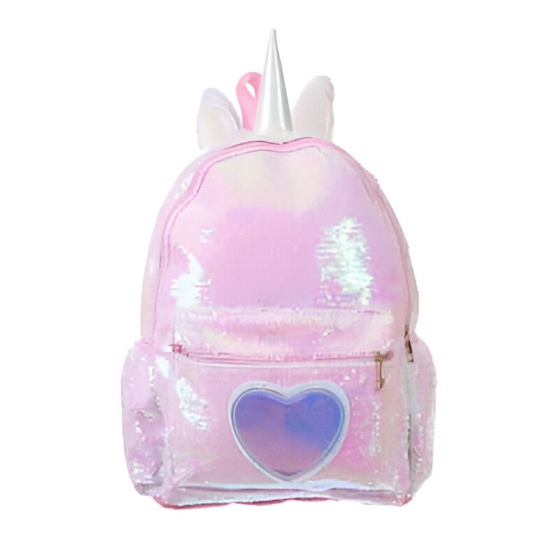 Sac à dos pour enfant en forme de licorne rose avec des paillettes. Il y a une corne et des oreilles blanches sur le haut du sac, ainsi qu'une poche avant avec un cœur bleu., 45501144137983 | Licorne Shop