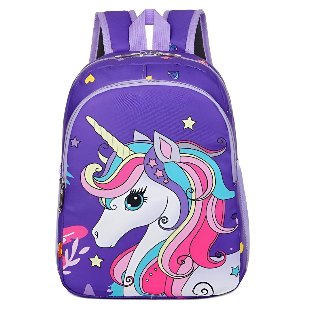 Une image d'un sac à dos violet avec une licorne dessus. La licorne est blanche avec une crinière et une queue arc-en-ciel. Il y a aussi des étoiles et des lunes sur le sac à dos.