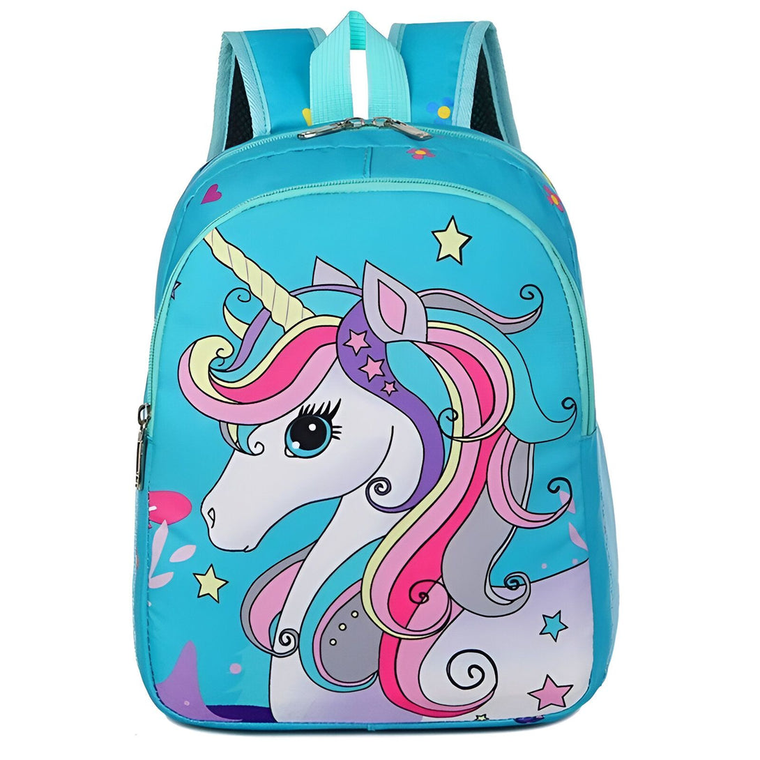 Une image d'un sac à dos bleu avec une licorne blanche et rose. La licorne a une crinière et une queue arc-en-ciel. Le sac à dos est également décoré d'étoiles et de fleurs.