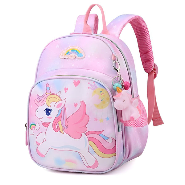 Une image d'un sac à dos rose et violet avec une licorne ailée dessus. Le sac à dos est décoré de cœurs, d'étoiles et de lunes. Il y a un arc-en-ciel au-dessus de la licorne et un pendentif en forme de licorne sur le côté.