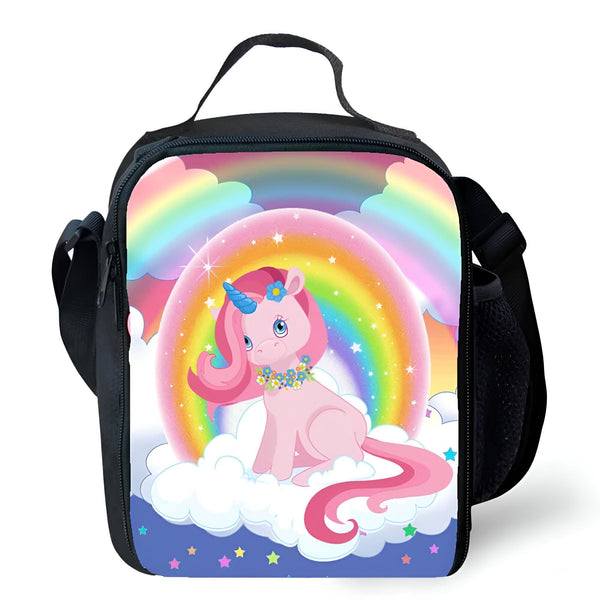 Sac à lunch noir avec image d'un mignon petit poney rose, assis sur un nuage blanc avec un arc-en-ciel coloré en arrière-plan et de petites étoiles colorées sur le fond., 45501373186303 | Licorne Shop
