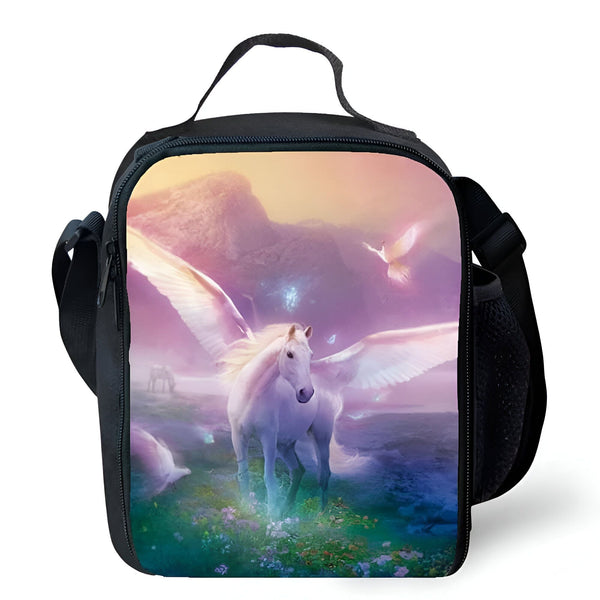 Sac à déjeuner noir avec image d'un Pégase blanc dans un paysage de rêve. Le Pégase a de grandes ailes et se tient dans un champ fleuri avec des montagnes en arrière-plan. Un oiseau blanc vole dans le ciel., 45501372760319 | Licorne Shop