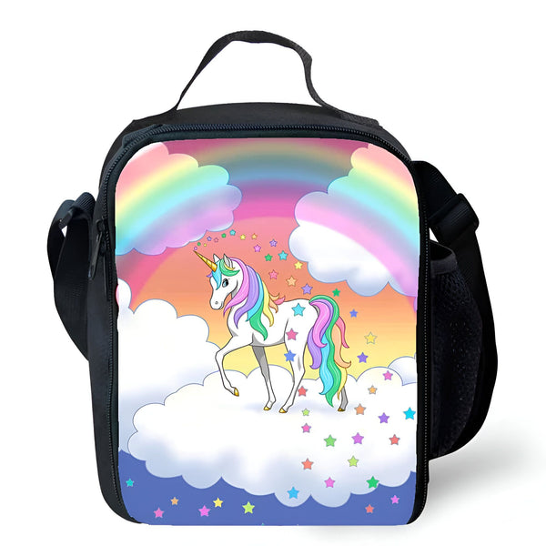 Sac à lunch noir avec un dessin d'une licorne blanche avec une crinière et une queue arc-en-ciel, debout sur un nuage avec des étoiles colorées. Un arc-en-ciel et des nuages supplémentaires sont en arrière-plan., 45501327737087 | Licorne Shop