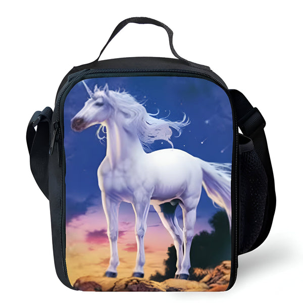 Sac à lunch noir avec une image d'un étalon licorne blanc debout sur une falaise au coucher du soleil sous un ciel étoilé., 45501373481215 | Licorne Shop