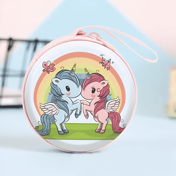 Petite bourse ronde rose avec motif de deux licornes ailées devant un arc-en-ciel et des papillons. Accessoire mignon pour enfants., 45501181559039 | Licorne Shop