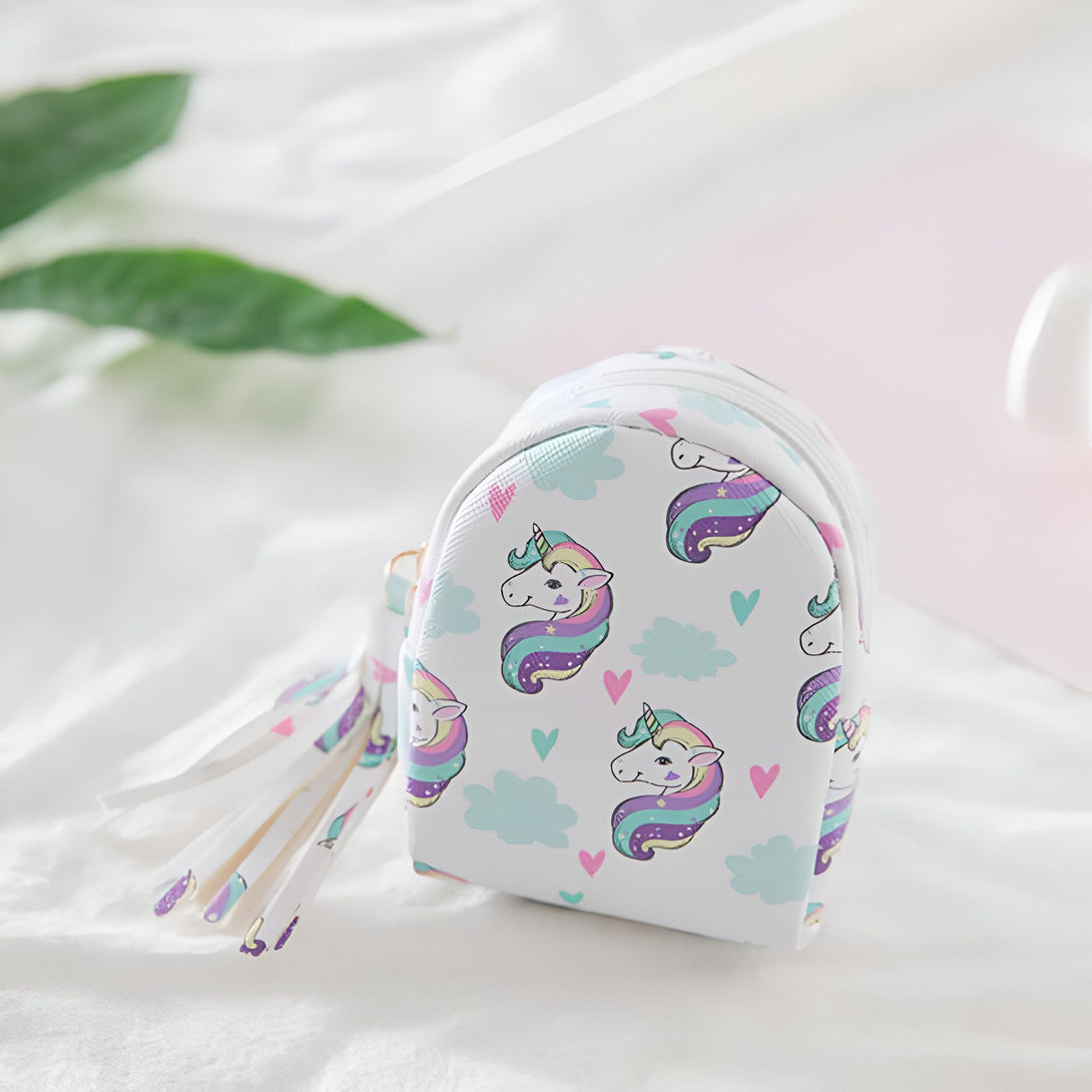 Petit sac à dos blanc pour enfants, motif licornes, nuages et coeurs colorés, fermeture éclair et lanières décoratives. Accessoire mignon et tendance pour ranger de petites affaires., 45501166846207 | Licorne Shop