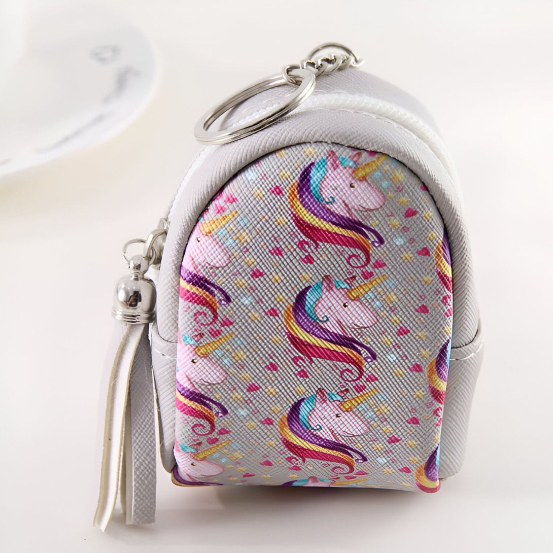 Petit porte-monnaie gris en forme de sac à dos avec motif licorne arc-en-ciel, fermeture éclair blanche et porte-clés argenté., 45501188145407 | Licorne Shop