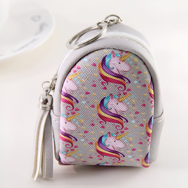 Petit porte-monnaie gris en forme de sac à dos avec motif licorne arc-en-ciel, fermeture éclair blanche et porte-clés argenté., 45501188145407 | Licorne Shop