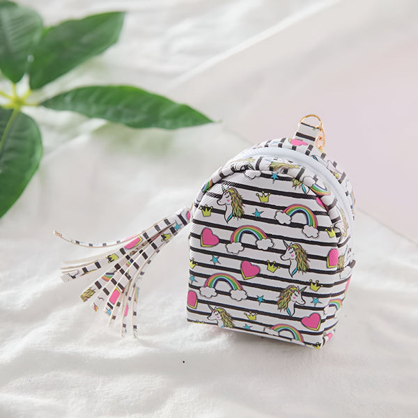 Petit sac à dos pour enfants avec motif licornes, coeurs, arcs-en-ciel et rayures noires sur fond blanc. Il possède une fermeture éclair et un pompon décoratif., 45501164650751 | Licorne Shop