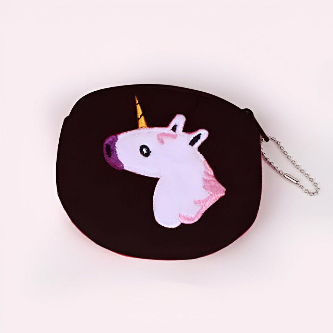 Image d'un porte-monnaie noir avec un motif de licorne brodé en blanc, rose et or. Le porte-monnaie a une fermeture éclair et une chaînette en métal argenté., 45501163929855 | Licorne Shop