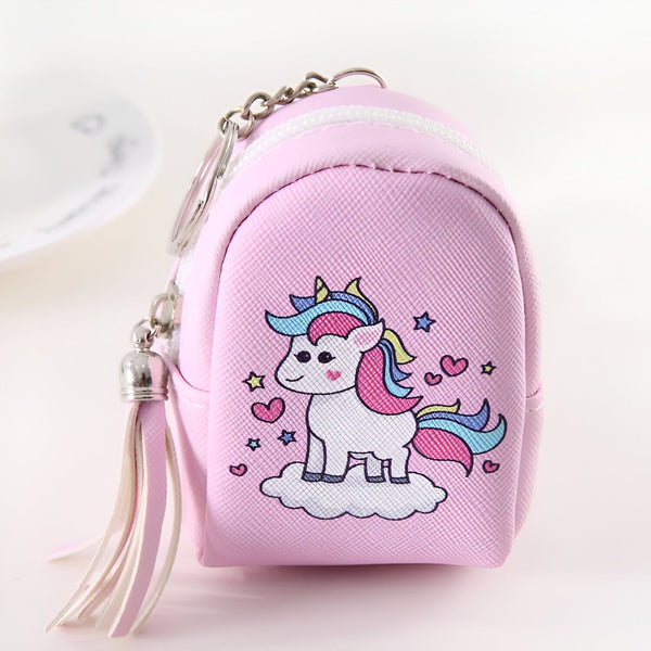 Petit porte-monnaie rose en forme de sac à dos avec un dessin de licorne colorée, des étoiles et des cœurs. Il possède une fermeture éclair blanche et un porte-clés avec une chaîne et un gland rose., 45501182083327 | Licorne Shop
